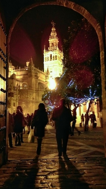 Foto turistas en la entrada del templo