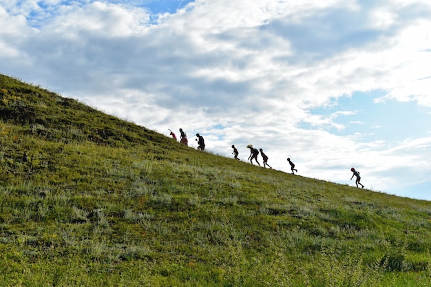 Turistas escalando una montaña