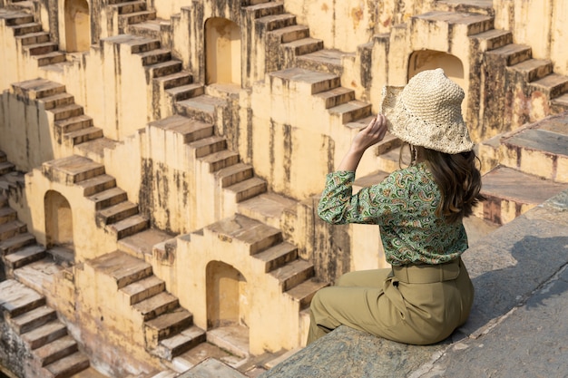 Los turistas están explorando el antiguo paso indio, la arquitectura de las escaleras en Abhaneri baori stepwell en Jaipur, Rajasthan, India.