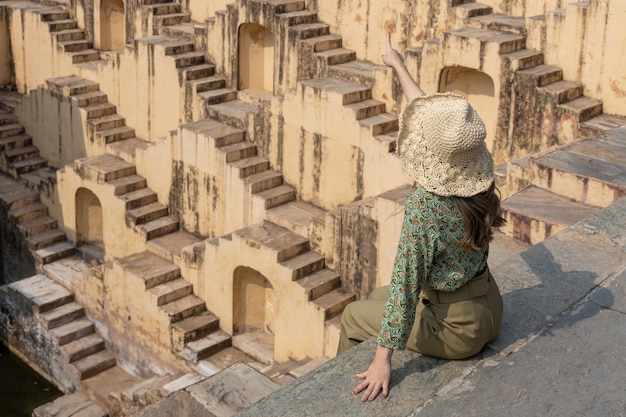 Los turistas están explorando el antiguo paso indio, la arquitectura de las escaleras en Abhaneri baori stepwell en Jaipur, Rajasthan, India.