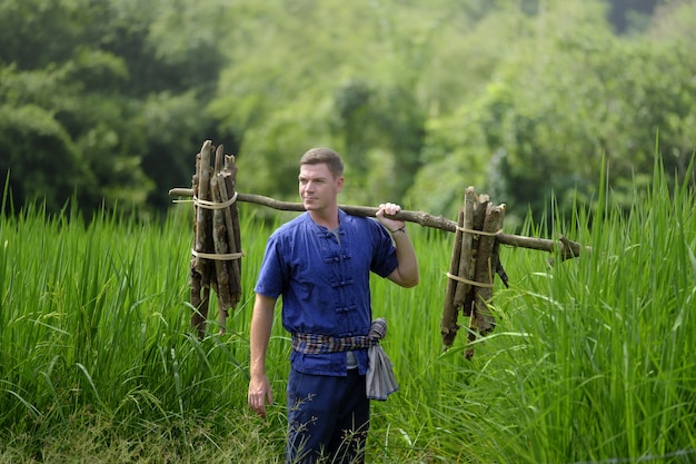 Turistas estrangeiros na Tailândia, agricultor vestido tradicional tailandesa de volta à vida natural