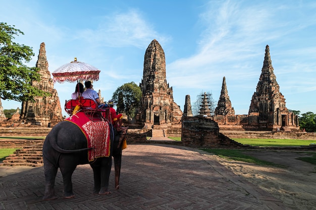 Turistas estrangeiros Passeio de elefante para visitar Ayutthaya, Há ruínas e templos no período de Ayutthaya.