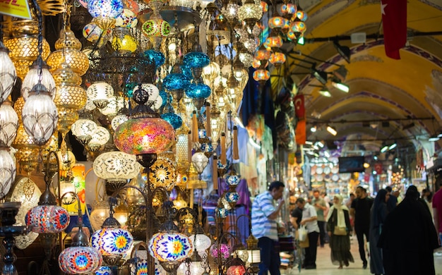 Turistas fazendo compras no Grande Bazar Vista interior do Grande Bazar de Istambul