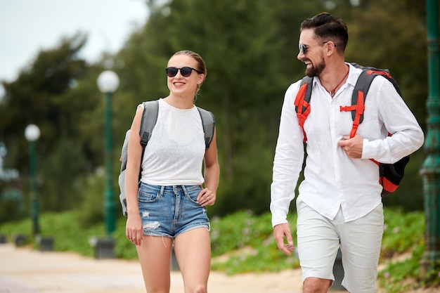 Turistas felices caminando juntos al aire libre