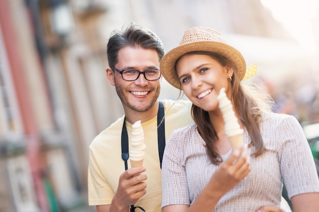 turistas felices haciendo turismo durante las vacaciones de verano