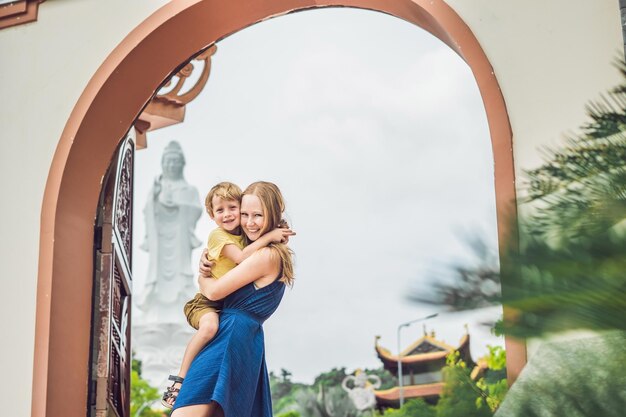 Turistas felices mamá e hijo en pagoda viajan al concepto de asia viajando con un concepto de bebé