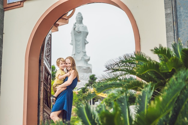 Turistas felices mamá e hijo en Pagoda. Viajar al concepto de Asia. Viajar con un concepto de bebé
