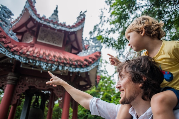 Turistas felices padre e hijo en LongSon Pagoda