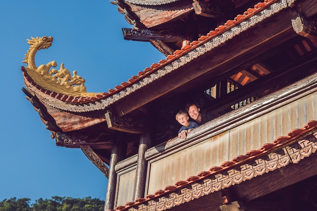 Turistas felices papá e hijo en Pagoda. Viajar al concepto de Asia. Viajar con un concepto de bebé