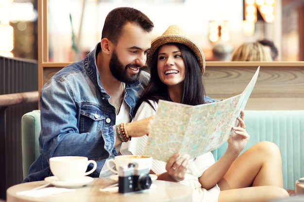 turistas felices tomando un descanso en la cafetería