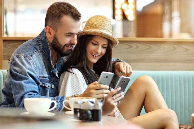 turistas felices tomando un descanso en la cafetería