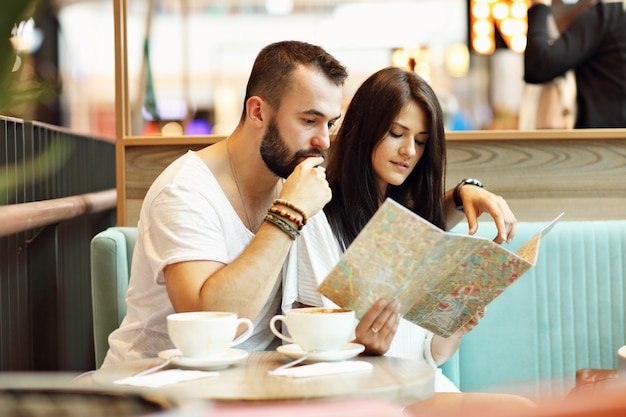 Turistas felizes fazendo uma pausa no café