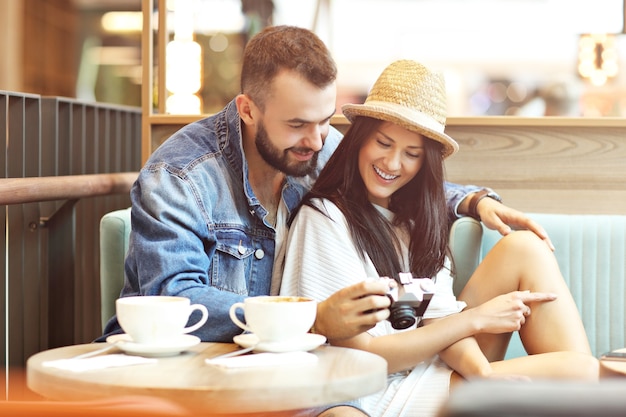 Turistas felizes fazendo uma pausa no café