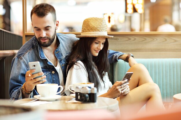 turistas felizes fazendo uma pausa no café