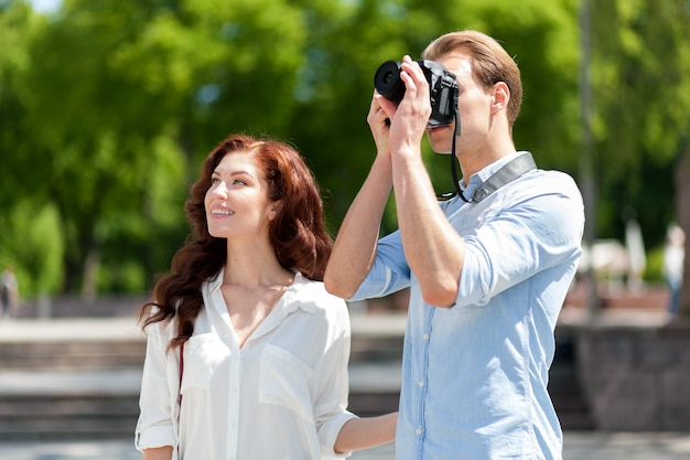 Turistas fotografando e se divertindo em uma cidade