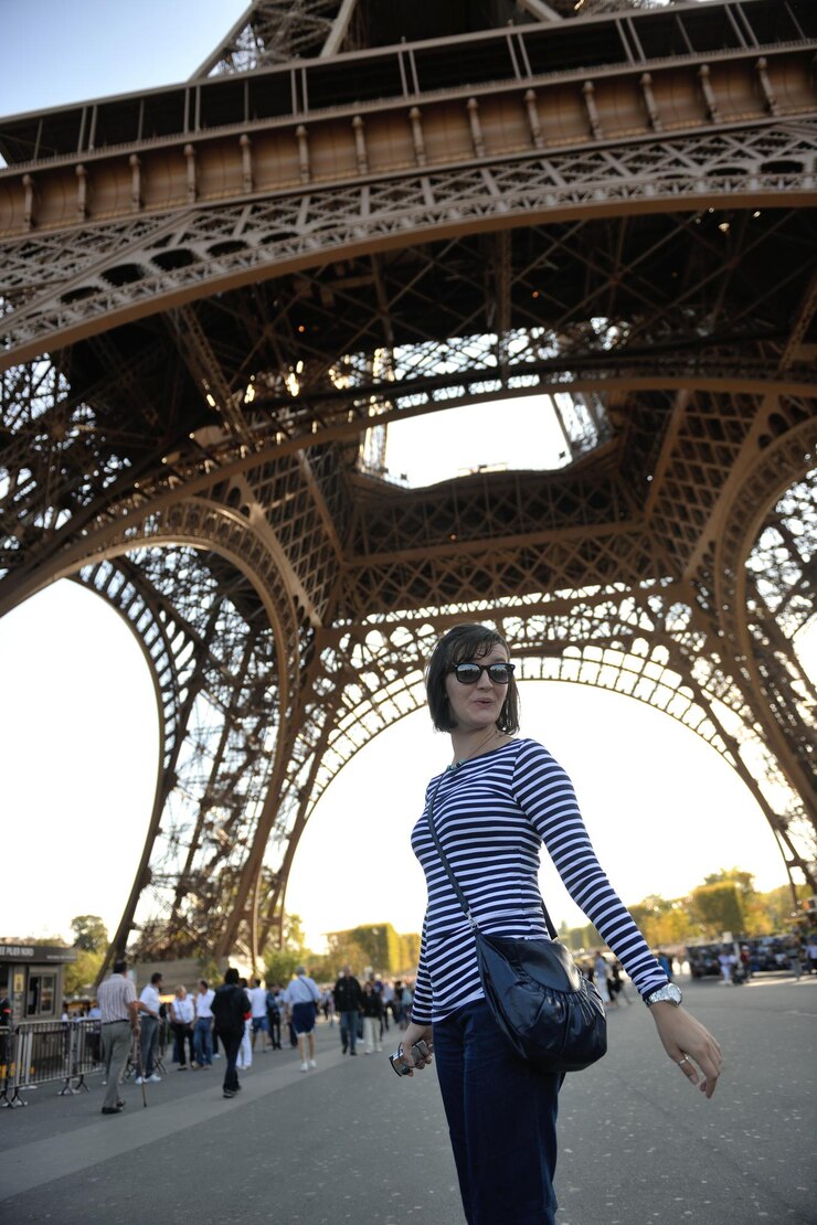 Foto turistas en francia, parís con la torre eiffel en segundo plano.