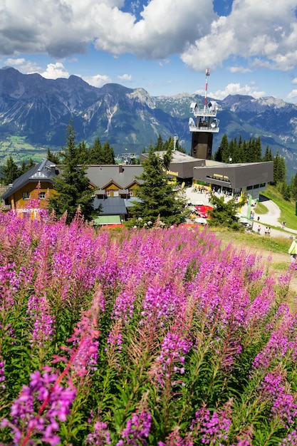 Turistas frente a Planai bike y ski areal en Schladming Austria