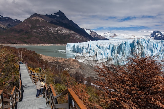 Turistas en el Glaciar Perito Moreno