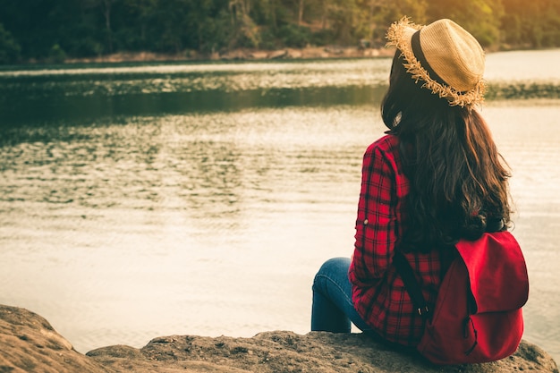 Foto turistas en la hermosa naturaleza en escena tranquila en vacaciones.