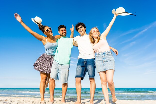 Turistas jóvenes multirraciales posando para la fotografía de retrato en verano en el océano tropical resor