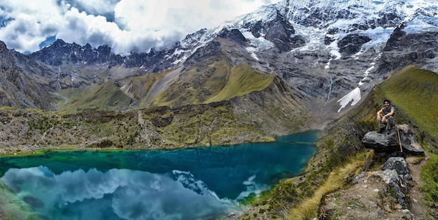 Turistas en la laguna humantay en la ciudad de Cusco Perú