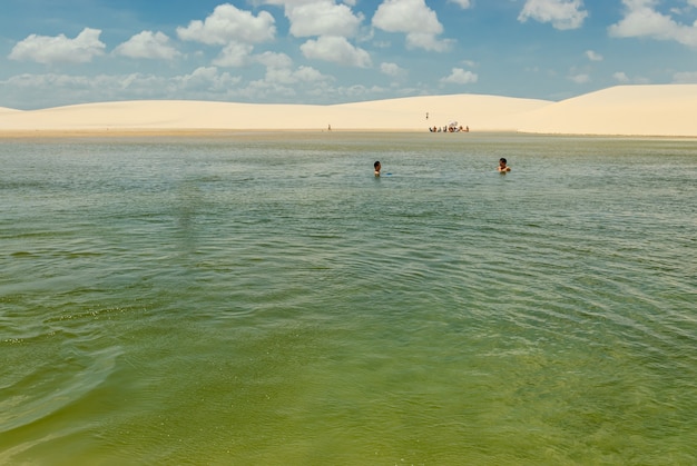 Turistas en las lagunas del Parque Nacional Lencois Maranhenses Barreirinhas Maranhao Brasil
