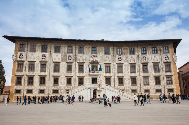 Turistas y lugareños en el palazzo della carovana construido en 1564 ubicado en la plaza de los caballeros en Pisa