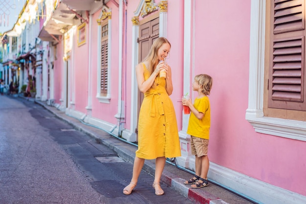 Turistas de mamá e hijo en la calle al estilo portugués Romani en la ciudad de Phuket, también llamado Chinatown o el casco antiguo Concepto de viaje con niños