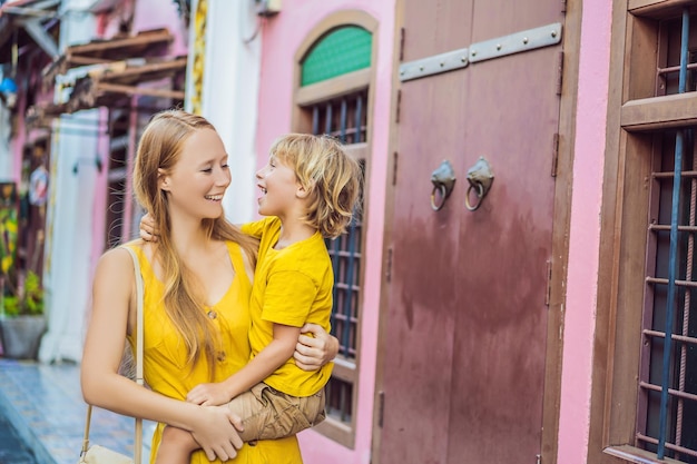 Turistas de mamá e hijo en la calle al estilo portugués Romani en la ciudad de Phuket, también llamado Chinatown o el casco antiguo Concepto de viaje con niños