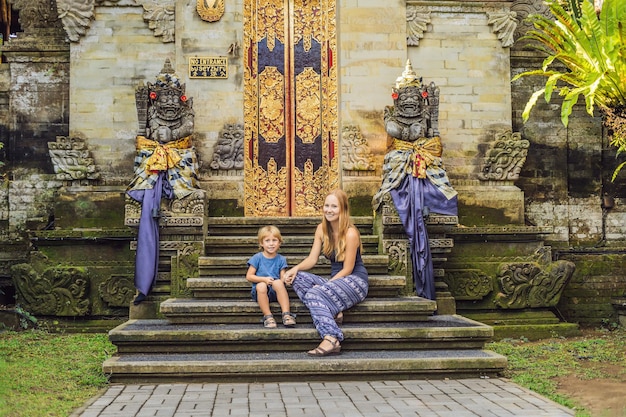 Turistas de mamá e hijo en el palacio de Ubud, Bali - Dentro del palacio de Ubud, Bali, Indonesia. Viajar con el concepto de niños..