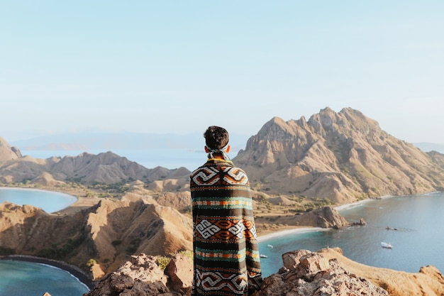 Los turistas masculinos asiáticos vistiendo un paño tradicional indonesio llamado paño songket