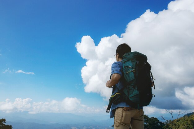 Turistas masculinos y mochilas en el cielo.