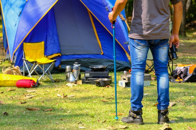 Los turistas masculinos preparan el equipo para caminar en el bosque para hacer brillar a las aves.