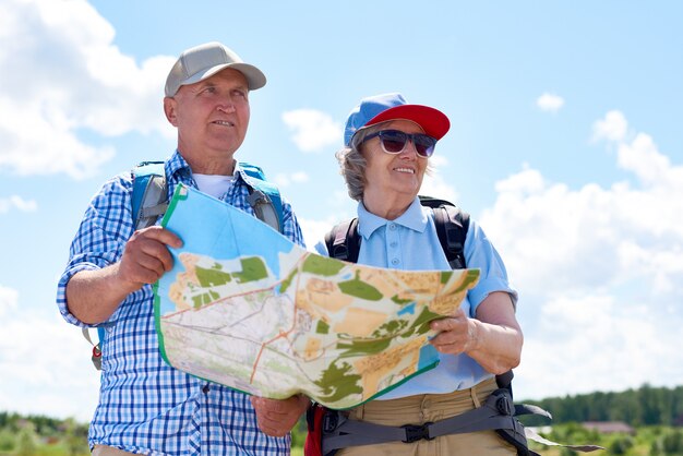 Turistas mayores felices con mapa