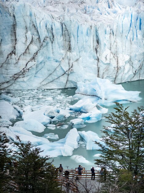 Los turistas mirando el majestuoso paisaje glacial desde la cubierta