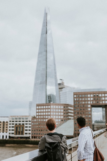 Turistas mirando The Shard. Londres, Reino Unido - 22 de junio de 2021