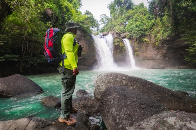 Turistas mochila senderismo sendero natural viajando ecoturismo Turista para ver la cascada Haew Suwat
