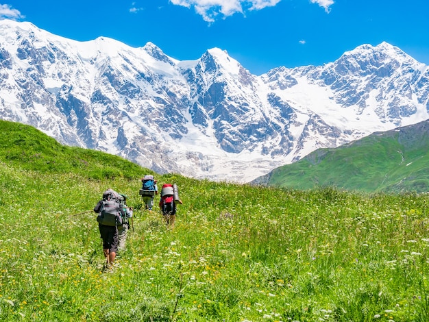 Turistas con mochilas en las montañas del Cáucaso. Región de Svaneti, Georgia