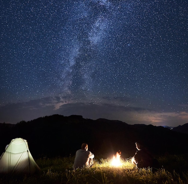 Turistas en las montañas por la noche