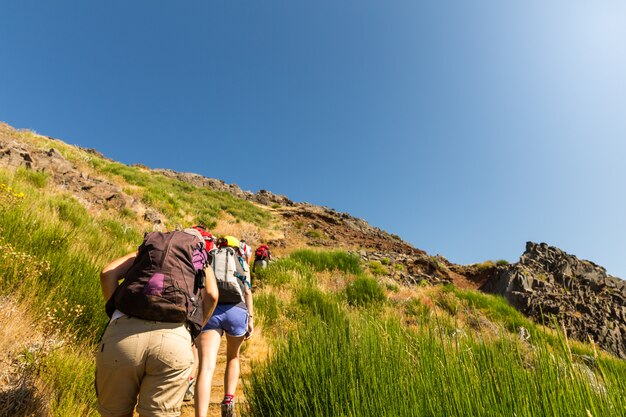 Turistas en las montañas