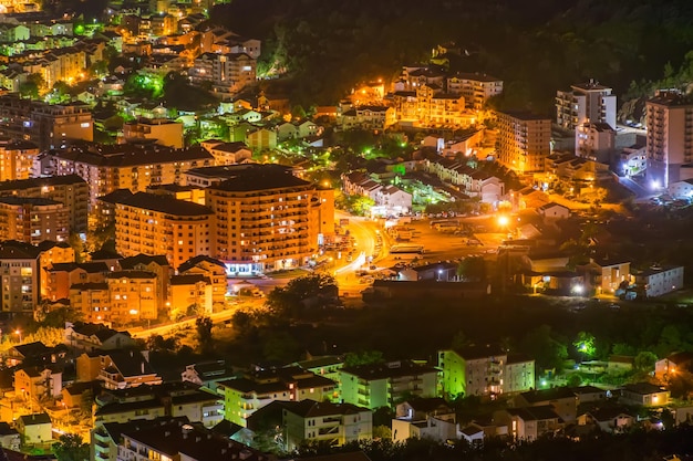 Los turistas de MONTENEGRO BUDVA fueron a la playa a dar un paseo por la noche