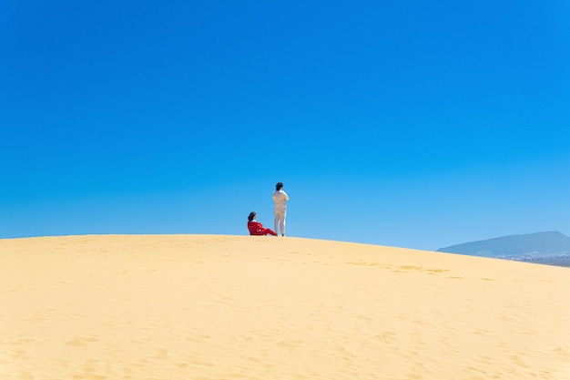 Turistas na encosta da duna de areia Sarykum no Daguestão