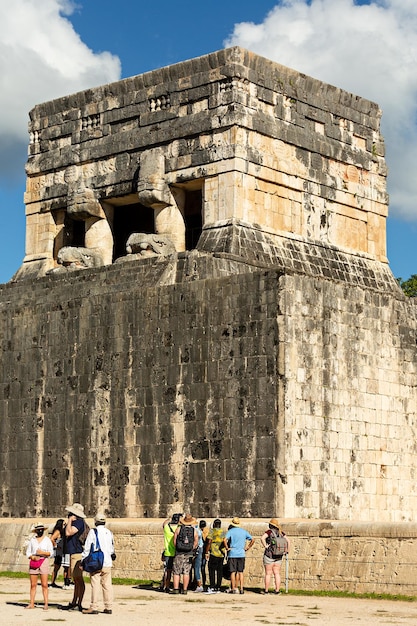 Turistas na entrada do Templo Yagur, Chichen Itza, México