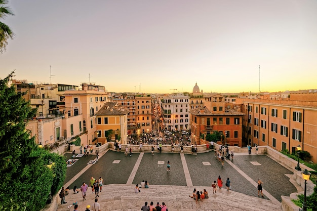 Turistas na Escadaria da Espanha na Praça da Espanha em Roma, capital da Itália. Também é chamada de Piazza di Spagna.