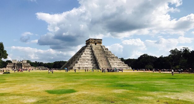 Foto turistas na pirâmide de kukulkan.