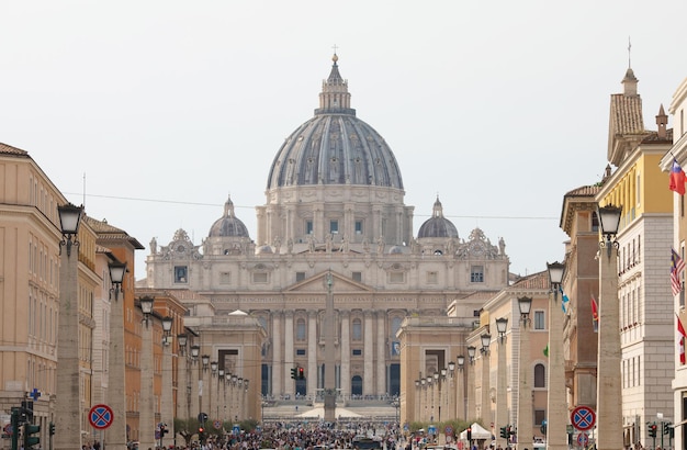 Turistas na Praça de São Pedro, obra-prima arquitetônica com a cúpula de Michelangelo no Vaticano.