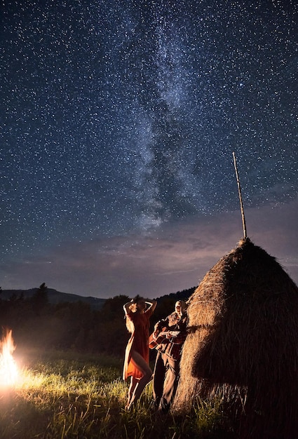 Turistas nas montanhas à noite