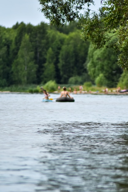 Turistas navegam de barco no volga