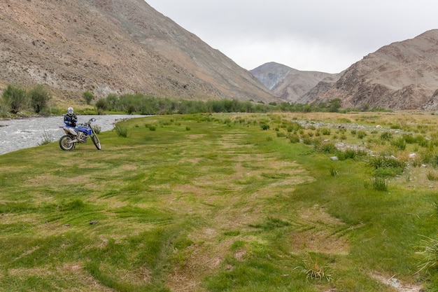 Turistas no meio do oásis verde que brota do solo rochoso das montanhas de altai, mongólia