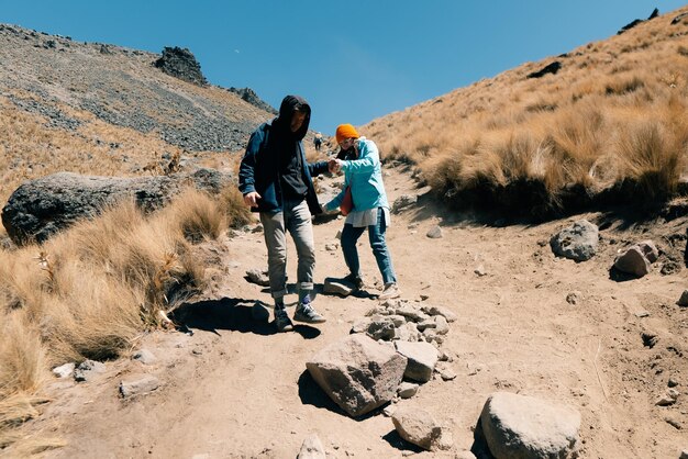 Foto turistas no parque nacional de toluca com lagos dentro da cratera